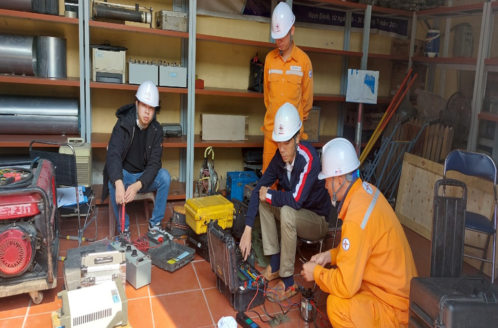  Xí nghiệp Dịch vụ Điện lực Nam Định phối hợp với Trung tâm Kỹ thuật Tiêu chuẩn Đo lường Chất lượng 1 (QUATEST1) đánh giá, kiểm định thiết bị đo lường năm 2024.